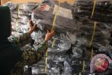 Petugas memeriksa logistik calon jamaah haji di gudang Kantor Kementrian Agama Kabupaten Tulungagung, Jawa Timur, Kamis (6/8). Sebanyak 731 dari total kebutuhan 902 paket berisi tas ransel, tas kecil dan tas paspor telah tiba di Kemenag Tulungagung dan siap didistribusikan ke para calon jamaah haji melalui perwakilan Kelompok Bimbingan Ibadah Haji (KBIH). Antara Jatim/Foto/Destyan Sujarwoko/15