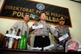 Direktur Polair Polda Kalbar, Kombes Pol I Wayan Pinatih (tengah) bersama Kabid Humas Polda Kalbar, AKBP Arianto (kanan) memperlihatkan barang bukti berupa alat detonator dan sejumlah bahan peledak, saat rilis kasus di Mako Ditpolair Polda Kalbar, Rabu (5/8). Dit Polair Polda Kalbar berhasil menangkap sebuah kapal motor yang kedapatan tengah membawa senjata api dan sejumlah bahan peledak yang diduga akan digunakan untuk menangkap ikan, di kawasan perairan Pulau Buan, Kabupaten Kayong Utara, Kalbar pada Senin (27/7). ANTARA FOTO/Jessica Helena Wuysang/15