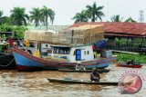 Sejumlah warga memancing ikan di sekitar kapal motor yang membawa senjata api dan sejumlah bahan peledak hasil tangkapan, di Mako Ditpolair Polda Kalbar, Rabu (5/8). Dit Polair Polda Kalbar berhasil menangkap sebuah kapal motor yang kedapatan tengah membawa senjata api dan sejumlah bahan peledak yang diduga akan digunakan untuk menangkap ikan, di kawasan perairan Pulau Buan, Kabupaten Kayong Utara, Kalbar pada Senin (27/7). ANTARA FOTO/Jessica Helena Wuysang/15