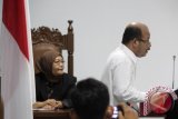 Terpidana mantan Rektor Universitas Syiah Kuala (Unsyiah) ,Prof Darni M Daud berdiri usai membacakan permohonan Peninjauan Kembali  (PK) kasusnya di Pengadilan Tipikor, Banda Aceh, Rabu (6/8). Terpidana korupsi, Darni M Daud  yang saat ini menjalani hukuman lima tahun penjara itu, mengajukan permohonan Peninjauan Kembali (PK)   kasusnya,  karena yang bersangkutan  merasa  dirugikan dan nama baiknya tercemar atas  putusan Mahkamah Agung yang menyebutkan terpidana beragama Kristen Protestan, sebenarnya beragama Islam. ACEH.ANTARANEWS.COM/Ampelsa/15
