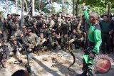 Prajurit Korps Marinir TNI AL memberikan contoh cara menangkap ular kepada Marinir Amerika di Pusat Latihan Tempur Korps Marinir Baluran, Karangtekok, Situbondo, Jatim, Rabu (05/08). Materi jungle survival merupakan salah satu kegiatan yang dilberikan kepada Marinir Amerika yang tergabung dalam Latihan Bersama Cooperation Afloat Readiness and Training (CARAT) 2015 yang akan berlangsung hingga 10 Agustus 2015. ANTARA FOTO/Sertu Mar Kuwadi/wdy/15