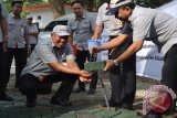 Direktur Utama Semen Indonesia, Suparni (tengah) mengujicoba paving blok teknologi baru karya anak negeri yakni paving blok mudah menyerap air serta ramah lingkungan di Pabrik Semen Gresik, Jawa Timur, Jumat (7/8). Dalam kesempatan itu, Semen Indonesia juga berencana meluncurkan secara bersamaan inovasi paving blok dan semen pengganti aspal yang cepat kering dalam waktu 12 jam.Antara Jatim/Abdul Malik Ibrahim/zk/15