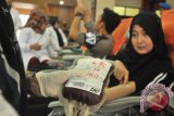 Sejumlah personil polisi di jajaran Polda Aceh mendonorkan darahnya di Mapolda Aceh, Banda Aceh, Jumat (7/8). Donor darah polda Aceh bekerjasama dengan PMI Kota Banda Aceh dalam memeunuhi kebutuhan darah di daerah itu merupakan rangkaian dari kegiatan HUT Bahayangkara Polri yang sekaligus bhakti sosial menyambut HUT ke-70 RI. ACEH.ANTARANEWS.COM/Ampelsa/15