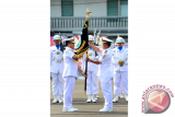 Kepala Staf TNI AL, Laksamana TNI Adi Supandi (kiri) menyerahkan bendera pataka kepada pejabat baru Komandan Lantamal XII Pontianak, Kolonel Laut (P) Heru Santoso (kanan) saat peresmian peningkatan Lanal Pontianak Kelas B menjadi Lantamal XII Pontianak di Jalan Komyos Soedarso, Pontianak, Kalbar, Jumat (7/8). Selain meresmikan Lantamal XII Pontianak, KASAL juga melakukan serah terima jabatan dari Danlanal Pontianak, Kolonel Laut (P) Guntur Wahyudi kepada Danlantamal XII Pontianak, Kolonel Laut (P) Heru Santoso. ANTARA FOTO/Jessica Helena Wuysang/15