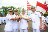 Kepala Staf TNI AL Laksamana TNI Adi Supandi (dua kanan) melakukan salam komando dengan Panglima Armada RI Kawasan Barat (Pangarmabar) Laksamana Muda TNI A Taufiq (kiri), pejabat baru Komandan Lantamal XII Pontianak Kolonel Laut (P) Heru Santoso dan pejabat lama Komandan Pangkalan TNI AL Pontianak Kolonel Laut (P) Guntur Wahyudi, usai peresmian peningkatan Lanal Pontianak Kelas B menjadi Lantamal XII Pontianak di Jalan Komyos Soedarso, Pontianak, Kalbar, Jumat (7/8). Selain meresmikan Lantamal XII Pontianak, KASAL juga melakukan serah terima jabatan dari Danlanal Pontianak, Kolonel Laut (P) Guntur Wahyudi kepada Danlantamal XII Pontianak, Kolonel Laut (P) Heru Santoso. ANTARA FOTO/Jessica Helena Wuysang/15