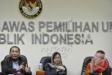 Komisioner Badan Pengawas Pemilu (Bawaslu) Nasrullah (kiri), Pengamat Politik LIPI Siti Zuhro (tengah) dan Ketua DPP PAN Yandri Susanto menjadi pembicara dalam diskusi Publik di Gedung Bawaslu Jakarta, Jumat (7/8). Diskusi itu membahas tentang fenomena calon tunggal dalam pilkada serentak dengan mengangkat tema 'Calon Tunggal Kepala Daerah dan Komitmen Parpol Siapkan Pemimpin Lokal'. ANTARA FOTO/Wahyu Putro A/wdy/15