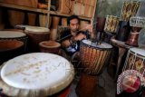 Perajin alat musik jimbe, menyelesaikan produksi jimbe di rumah produksinya di Palur, Karanganyar Jawa Tengah, Jumat, (7/8). Jimbe yang dijual Rp. 1 Juta - Rp. 2 Juta tergantung bahan dan ukuran tersebut banyak dipesan untuk digunakan sebagai peralatan musik perkusi, dan telah diekspor ke berbagai negara di Eropa, Australia, Kanada, Korea Selatan dan Senegal. ANTARA FOTO/Maulana Surya/wdy/15.