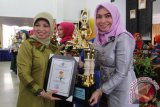 Penghargaan Juara Favorit Lomba Masak Serba Ikan yang dilaksanakan oleh Dinas Kelautan dan Perikanan Provinsi Kalimantan Selatan tersebut diserahkan oleh Ketua TP PKK Kalimantan Selatan Hayatun Fardah Rudy Ariffin (kiri) kepada Ketua TP PKK Tanah Bumbu Irwanda Mardani di Batulicin, Jumat (7/8).(Foto Antaranews Kalsel/Sujud Mariono/e)