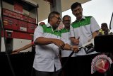 Direktur Pemasaran PT Pertamina (Persero), Ahmad Bambang (kiri) bersama General Manager PT Pertamina Marketing Operation Region V, Ageng Giryono (tengah) dan Ketua DPD Region V Hiswana Migas, Rahmad Muhammadiyah mengisi bahan bakar minyak (BBM) Pertalite ke sebuah mobil saat uji pemasaran Pertalite di SPBU By Pass Ngurah Rai, Denpasar, Minggu (9/8). Uji pemasaran BBM non subsidi varian baru tersebut untuk mengetahui respon konsumen di daerah pariwisata dan ditargetkan bisa tersedia di 50 SPBU dari 181 SPBU yang ada di Bali hingga akhir tahun 2015. ANTARA FOTO/Nyoman Budhiana/i018/2015.