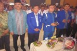 Kediri (Antara Jatim) - Ketua Umum DPP Partai Amanat Nasional (PAN) Zulkifli Hasan (dua dari kanan) menghadiri acara Muswil DPW PAN Jawa Timur di sebuah hotel Kota Kediri, Jawa Timur, Senin (10/8). Muswil itu dilakukan guna memilih calon ketua DPD PAN Jatim. Antara Jatim/Foto/Asmaul Chusna 