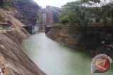 Pekerja beraktivitas di dekat pintu air Waduk Wonorejo, Tulungagung, Jawa Timur, Senin (10/8). Dampak kemarau dan badai El Nino selama tiga bulan terakhir menyebabkan elevasi air waduk yang memiliki kapasitas maksimal 122 juta meter kubik tersebut mengalami penurunan sekitar tujuh meter, dari sebelumnya mencapai 184 mdpl (meter di atas permukaan laut) pada akhir musim hujan, Mei 2015. Antara Jatim/Foto/Destyan Sujarwoko/Oka/15.