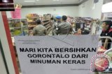 Aparat Kepolisian Polres Gorontalo Kota memeriksa salah satu minimarket saat sosialisasi Gerakan Gorontalo Bebas Miras, di Kota Gorontalo, akhir pekan lalu. Gerakan Gorontalo bebas minuman keras (miras) merupakan program pemerintah Gorontalo bekerja sama dengan Kepolisian, TNI, tokoh agama, tokoh adat serta tokoh masyarakat. ANTARA FOTO/Adiwinata Solihin.