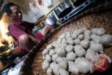 Produsen bakso sedang memproduksi bakso dari olahan daging sapi di Bendogerit, Kota Blitar, Jawa Timur, Selasa (11/8). Tingginya harga daging sapi didaerah tersebut yang mencapai Rp110ribu per kilogramnya membuat sejumlah produsen bakso mengurangi volume bakso buatannya serta mengurangi jumlah produksi dari sekitar 15 kilogram bakso perhari menjadi sekitar 13 kilogram perharinya. Antara Jatim/Irfan Anshori/zk/15