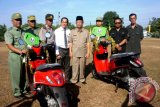 Bupati Balangan, H Sefek Effendie (tengah menggunakan peci) didampingi Kepala Bank Kalsel Cabang Paringin Firmansyah (tengah baju putih) saat berfoto bersama pemenang hadiah Utama dua unit Honda Scoopy undian lokal tabungan Simpeda KPE berhadiah Periode I - 2014, yang di gelar Bank Kalsel Cabang Paringin, di Halaman Kantor Bupati Balangan, Kalsel, Senin (10/8). Antaranews Kalsel/Roly Supriadi.
