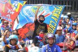 Suporter tim Arema Cronus (Aremania) membawa bendera saat melakukan konvoi di depan Balaikota Malang, Jawa Timur, Selasa (11/8). Konvoi yang diikuti ribuan aremania di sejumlah jalan protokol tersebut merupakan perayaan hari lahir tim sepakbola Arema Cronus yang dirayakan setiap tanggal 11 Agustus. Antara Jatim/Ari Bowo Sucipto/15.