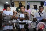 Kasat Narkoba Polresta Banda Aceh, Kompol Nazril (kanan) ,Kabag Ops, Kompol Charlie dan Kasie Humas, Ipda M Zein (kiri), menghadirkan enam tersangka tindak kejahatan pengedar dan pemakai narkoba saat gelar perkara di Banda Aceh, Selasa (11/8). Dari enam tersangka itu, polisi mengamankan barang bukti sebanyak 18 bungkus narkotika jenis sabu sekitar  seberat 18 gram, satu bungkus ganja dan alat isap (bong) serta timbangan plastik. ACEH.ANTARANEWS.COM/Ampelsa/15
