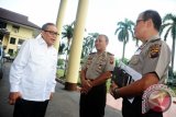 Anggota Dewan Pertimbangan Presiden, M Yusuf Kartanegara (kiri) berbicara dengan Wakapolda Kalbar, Kombes (Pol) Joko Irianto (tengah) dan Irwasda Polda Kalbar, Kombes (Pol) Didi Haryono (kanan) usai melakukan pertemuan tertutup di Mapolda Kalbar, Senin (10/8). M Yusuf Kartanegara menyatakan bahwa pertemuan tertutup antara Wantimpres dan Polda Kalbar tersebut, bertujuan untuk membahas sejumlah masalah keamanan di perbatasan Indonesia-Malaysia di wilayah Kalbar. ANTARA FOTO/Jessica Helena Wuysang/15