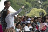 Presiden Joko Widodo (kiri) melayani permintaan aktris cilik Tissa Biani (kedua kiri) untuk ber-selfie pada acara puncak Peringatan Hari Anak Nasional Tahun 2015 di Istana Bogor, Jawa Barat, Selasa (11/8). Peringatan tahun ini mengambil tema Wujudkan Lingkungan dan Keluarga Ramah Anak. (Foto Antara/Widodo S Jusuf)