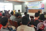 Bupati Hulu Sungai Tengah H Harun Nurasid didampingi ketua TP PKK HST Hj Tintainah Harun Nurasid membuka secara resmi Pameran Perluasan Kesempatan Kerja atau bursa kerja (Job Fair) tahun 2015, di Aula Dinas Tenaga Kerja, Transmigrasi dan Sosial HST, Senin (10/8).


