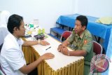 Dokter Taufiqurrahman Latief, saat menanyai keluhan salah seorang pasien. Pengobatan gratis ini dibuat oleh PT Taspen Gorontalo, dalam rangka HUT Kemerdekaan RI ke 70,  yang berlangsung dari tanggal 10-20 Agustus 2015.