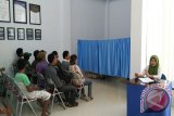 Tampak antrian pasien menunggu giliran untuk diperiksa. Pengobatan gratis ini dibuat oleh PT Taspen Gorontalo, dalam rangka HUT Kemerdekaan RI ke 70, yang berlangsung dari tanggal 10-20 Agustus 2015. Dengan tema - Peran BUMN Dalam 70 Tahun Indonesia Merdeka.