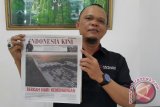 Kepala Perum LKBN ANTARA Biro Babel, Riza Mulyadi, menunjukkan koran Indonesia Kini yang diterbitkan bekerja sama dengan PT Bangka Media Grafika. ANTARA FOTO/Rustam Efendi