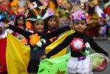 Peserta mengenakan kostum bertema bunga saat Karnaval Anak di Alun-alun Batu, Jawa Timur, Rabu (12/8). Karnaval yang diadakan untuk menyambut peringatan kemerdekaan tersebut diikuti ratusan peserta dari TK, Prasekolah dan Sekolah Dasar. Antara Jatim/Ari Bowo Sucipto/zk15.