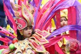 Peserta mengenakan kostum bertema bunga saat Karnaval Anak di Alun-alun Batu, Jawa Timur, Rabu (12/8). Karnaval yang diadakan untuk menyambut peringatan kemerdekaan tersebut diikuti ratusan peserta dari TK, Prasekolah dan Sekolah Dasar. Antara Jatim/Ari Bowo Sucipto/15.