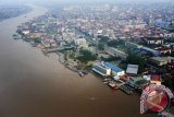 Foto udara Sungai Kapuas yang membelah pemukiman padat di Kota Pontianak, Kalbar, Senin (10/8). Walikota Pontianak, Sutarmidji menyatakan pihaknya akan menggelar Karnaval Seni di Sungai Kapuas pada Sabtu (22/8) guna memeriahkan peringatan HUT RI ke-70, dan rencananya akan dihadiri oleh Presiden Joko Widodo. ANTARA FOTO/Jessica Helena Wuysang/15