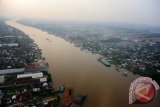 Foto udara Sungai Kapuas yang membelah pemukiman padat di Kota Pontianak, Kalbar, Senin (10/8). Walikota Pontianak, Sutarmidji menyatakan pihaknya akan menggelar Karnaval Seni di Sungai Kapuas pada Sabtu (22/8) guna memeriahkan peringatan HUT RI ke-70, dan rencananya akan dihadiri oleh Presiden Joko Widodo. ANTARA FOTO/Jessica Helena Wuysang/15