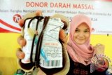 Penndonor memperlihatkan darah pada aksi donor darah massal memperingati Hari Ulang Tahun (HUT) Kemerdekaan Indonesia ke-70 di Lhokseumawe, Provinsi Aceh. Selasa (11/8). Hasil pengumpulan darah yang dikemas 