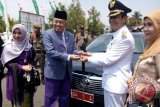 Wali Kota Banjarmasin Haji Muhidin menyerahkan kunci mobil dinas wali kota kepada Kareteker wali kota Thamrin seusai serah terima jabatan di Mahligai Pancasila, Kamis. (Antaranews Kalsel/Foto Hasan Z/)