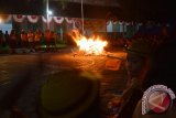 Sejumlah anggota Pramuka melakukan kegiatan kepramukaan sambil membuat api unggun di halaman sebuah SD di Kota Madiun, Jawa Timur, Jumat (14/8) malam. Seluruh SD di daerah tersebut mengadakan kegiatan perkemahan di sekolah untuk memperingati HUT ke-54 Gerakan Pramuka yang jatuh pada 14 Agustus. Antara Jatim/Foto/Siswowidodo/15