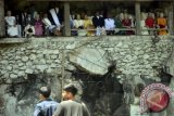 Sejumlah wisatawan mengunjungi Pekuburan Batu Londa di Toraja Utara, Sulawesi Selatan, Jumat, (14/8). Setelah kawasan tersebut ditetapkan Kementerian Kebudayaan dan Pariwisata sebagai situs cagar budaya jumlah kunjungan wisatawan domestik maupun manca negara mengalami peningkatan 20-30 persen setiap akhir pekan. ANTARA FOTO/Darwin Fatir/wdy/15.