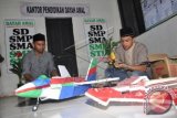 
Sejumlah Santri Pondok Pesantren Dayah Amal (Al Madinatul Munawarah Al Waliyyah) merakit pesawat remote control di Desa Beusa Seubrang, Aceh Timur, Aceh, Jumat (14/8). Dalam rangka menyambut HUT ke-70 kemerdekaan RI, santri pondok pesantren tersebut merakit beberapa unit pesawat untuk diterbangkan pada tanggal 17 Agustus mendatang. ANTARA FOTO/Syifa Yulinnas/pras/15.