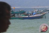 Sejumlah nelayan lego jangkar kapal di Teluk Sine, Tulungagung, Jawa Timur, Minggu (16/8). Nelayan menghentikan aktivitas melaut akibat angin kencang dan ombak besar yang melanda pesisir selatan Laut Jawa selama sepekan terakhir. Antara Jatim/Foto/Destyan Sujarwoko/15