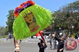 Peserta berusaha menerbangkan layang ketika Festival Layang - Layang dalam Banyuwangi Festival 2015 di Pantai Boom, Banyuwangi, Jawa Timur, Sabtu (15/8). Ratusan layang - layang berbagai bentuk mengikuti festival tersebut untuk memeriahkan Hari Ulang Kemerdekaan Republik Indonesia ke-70. Antara Jatim/Seno/15. 