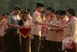 Presiden Joko Widodo menyerahkan penghargaan Mabida Peduli Pramuka kepada Gubernur Jawa Timur Soekarwo (kedua kanan) saat menghadiri peringatan Hari Pramuka Ke-54 di Bumi Perkemahan Cibubur, Jakarta, Minggu (16/8). Presiden Joko Widodo menyerahkan tiga penghargaan Mabida Peduli, 16 Lencana Melati dan 12 penghargaan darma bakti serta penghargaan Wiratama, Pancawarsa Utama, Teladan kepada kepala daerah, ketua majelis pembimbing dan pengurus Gerakan Pramuka dalam peringatan Hari Pramuka ke-54. Antara Jatim/Irwansyah Putra/zk/15.