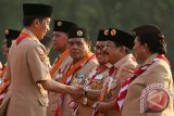 Presiden Joko Widodo menyerahkan penghargaan Mabida Peduli Pramuka kepada Gubernur Jawa Timur Soekarwo (kedua kanan) saat menghadiri peringatan Hari Pramuka Ke-54 di Bumi Perkemahan Cibubur, Jakarta, Minggu (16/8). Presiden Joko Widodo menyerahkan tiga penghargaan Mabida Peduli, 16 Lencana Melati dan 12 penghargaan darma bakti serta penghargaan Wiratama, Pancawarsa Utama, Teladan kepada kepala daerah, ketua majelis pembimbing dan pengurus Gerakan Pramuka dalam peringatan Hari Pramuka ke-54. Antara Jatim/Irwansyah Putra/zk/15.