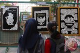 Sejumlah siswa melihat hasil karya seni rupa dari para seniman lokal yang dipamerkan di kawasan Jalan Merdeka, Kota Blitar, Jawa Timur, Sabtu (15/8). Pameran seni rupa bertajuk Jagongan Seni Blitar tersebut digelar sebagai wadah sejumlah seniman Blitar dalam merefleksikan arti kemerdekaan serta untuk memperingati HUT RI ke-70. Antara Jatim/Irfan Anshori/zk/15
