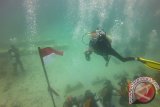 Anggota Marinir, kelompok penyelam Hore Hore Dive Club dan UKM Gain Pala serta penyelam dari Basarnas bersiap sebelum melakukan penanaman bibit terumbu karang di pantai wisata Gapang, Pulau Sabang, Aceh, Sabtu (15/8). Sebanyak 120.000 bibit terumbu karang di sebar di perairan itu untuk memulihkan ekosistim kelautan dan wisata bawah laut. ACEH.ANTARANEWS.COM/Syahrol Rizal/Ampelsa/15