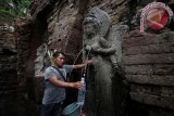 Warga meminum air dari Sumber Tetek di Candi Belahan Wonosoyo, Pasuruan, Jawa Timur, Sabtu (15/8). Saat musim kemarau, warga dan masyarakat di sekitar desa tersebut memanfaatkan air dari Sumber Tetek berbagai macam keperluan seperti minum, mandi dan mencuci. Antara Jatim/Moch Asim/Zk/15