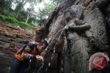Warga meminum air dari Sumber Tetek di Candi Belahan Wonosoyo, Pasuruan, Jawa Timur, Sabtu (15/8). Saat musim kemarau, warga dan masyarakat di sekitar desa tersebut memanfaatkan air dari Sumber Tetek berbagai macam keperluan seperti minum, mandi dan mencuci. Antara Jatim/Moch Asim/Zk/15