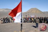 Sejumlah anggota komunitas pengendara motor Krackers Indonesia melakukan penghormatan ketika bendera merah putih dikibarkan dalam upacara Peringatan HUT ke-70 Kemerdekaan RI yang berlangsung di Lautan Pasir, Taman Nasional Bromo Tengger Semeru, Probolinggo, Jawa Timur, Senin (17/8). Ratusan pengendara motor dari berbagai daerah di Jawa turut memperingati HUT ke-70  Kemerdekaan RI. Antara Jatim/M Risyal Hidayat/15