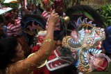 Pemangku adat melakukan ritual siraman barongan dalam tradisi Siraman Barongan yang digelar masyarakat lereng Gunung Wilis setiap 17 Agustus di Tulungagung, Jawa Timur, Senin (17/8). Ritual adat tahunan yang diikuti puluhan kelompok seni tradisional jaranan, kuda lumping serta  reog kendang itu digelar dalam rangka bersih desa sekaligus memperingati HUT Kemerdekaan ke-70 RI. Antara Jatim/Foto/Destyan Sujarwoko/15