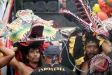Seniman barongan menari dengan dipandu seorang pawang atau sesepuh adat dalam tradisi Siraman Barongan yang digelar masyarakat lereng Gunung Wilis setiap 17 Agustus di Tulungagung, Jawa Timur, Senin (17/8). Ritual adat tahunan yang diikuti puluhan kelompok seni tradisional jaranan, kuda lumping serta  reog kendang lokal itu digelar dalam rangka bersih desa sekaligus memperingati HUT Kemerdekaan ke-70 RI. Antara Jatim/Foto/Destyan Sujarwoko/15