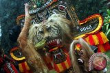 Pemangku adat melakukan ritual siraman barongan dalam tradisi Siraman Barongan yang digelar masyarakat lereng Gunung Wilis setiap 17 Agustus di Tulungagung, Jawa Timur, Senin (17/8). Ritual adat tahunan yang diikuti puluhan kelompok seni tradisional jaranan, kuda lumping serta  reog kendang itu digelar dalam rangka bersih desa sekaligus memperingati HUT Kemerdekaan ke-70 RI. Antara Jatim/Foto/Destyan Sujarwoko/Z15