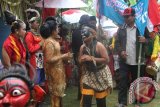 Pemangku adat melakukan ritual siraman barongan dalam tradisi Siraman Barongan yang digelar masyarakat lereng Gunung Wilis setiap 17 Agustus di Tulungagung, Jawa Timur, Senin (17/8). Ritual adat tahunan yang diikuti puluhan kelompok seni tradisional jaranan, kuda lumping serta  reog kendang itu digelar dalam rangka bersih desa sekaligus memperingati HUT Kemerdekaan ke-70 RI. Antara jatim/Foto/Destyan Sujarwoko/15