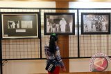 Seorang pengunjung melihat koleksi foto kuno detik-detik proklamasi pada 17 Agustus 1945 di Museum Sukarno di Blitar, Jawa Timur, Senin (17/8). UPT Perpustakaan dan Museum Sukarno mencatat ada sekitar 6000 pengunjung dari berbagai daerah di Indonesia yang memanfaatkan liburan peringatan HUT Proklamasi Kemerdekaan RI ke-70 untuk berwisata sejarah di museum yang menyimpan berbagai dokumentasi dan sejarah Proklamasi RI tersebut, Antara Jatim/Irfan Anshori/zk/15.