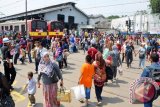 Ratusan penumpang turun dari Kereta Api menuju pintu keluar di Stasiun Kereta Api Kota Bogor, Jawa Barat, pada hari libur HUT ke-70 Kemerdekaan RI Tahun 2015, Senin (17/8). (ANTARA FOTO/M.Tohamaksun)